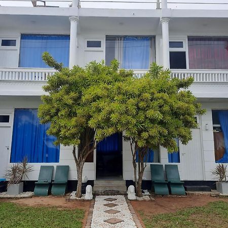 אונה ואטונה White Surfing Beach Resort מראה חיצוני תמונה