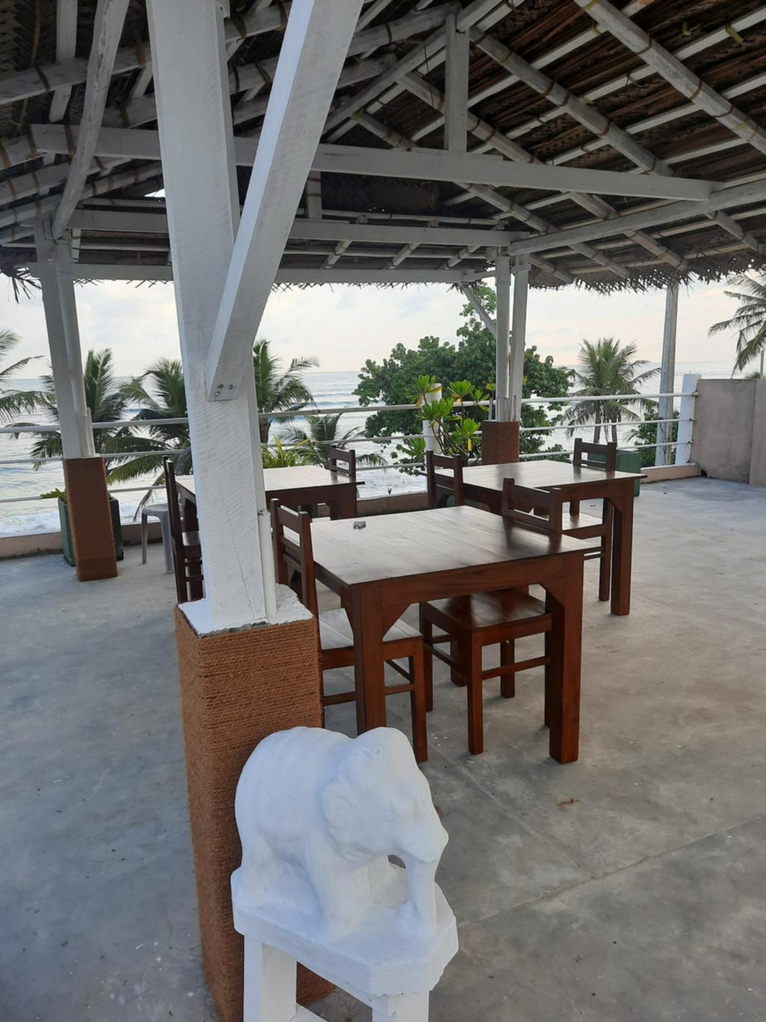 אונה ואטונה White Surfing Beach Resort מראה חיצוני תמונה