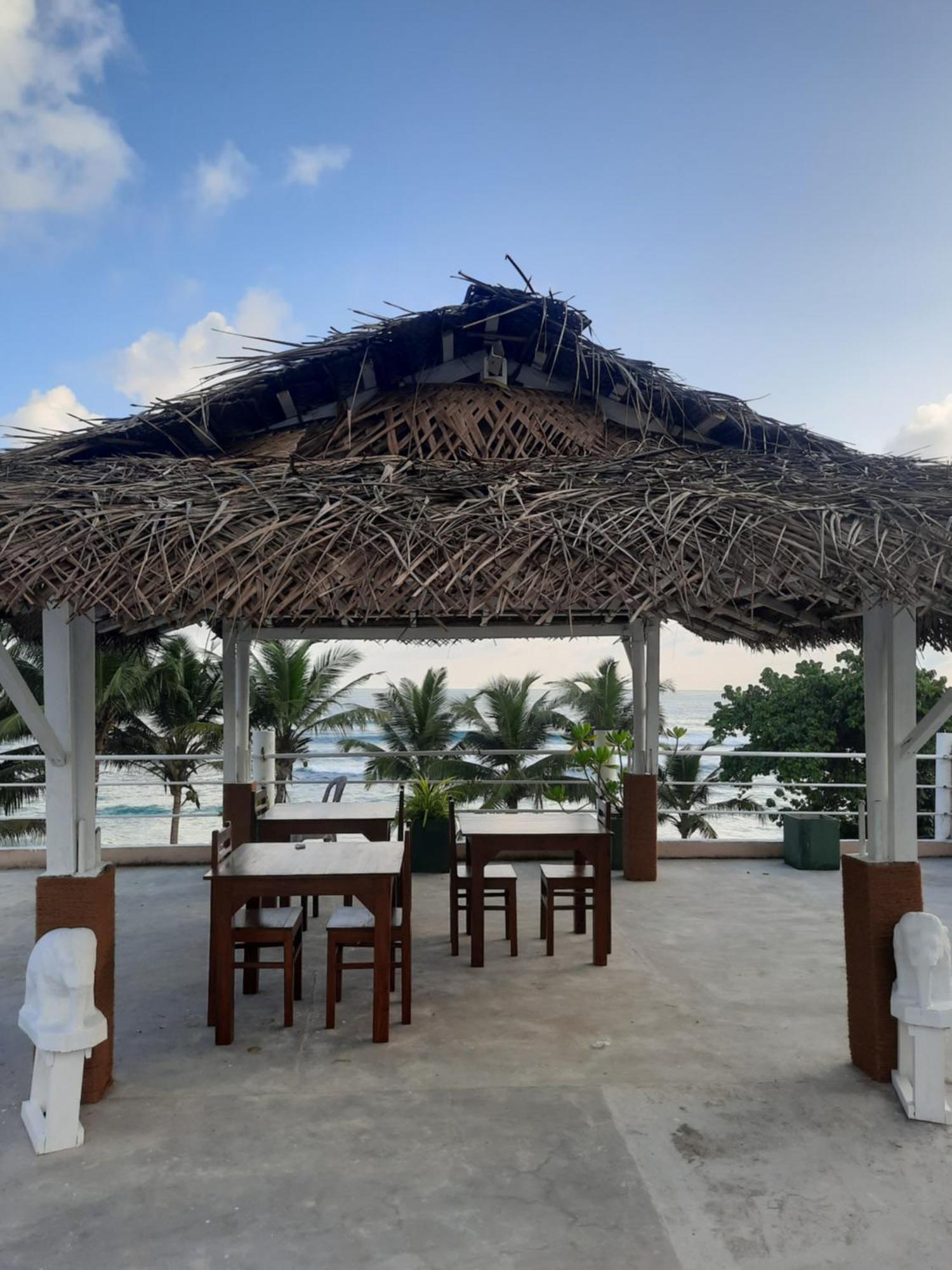 אונה ואטונה White Surfing Beach Resort מראה חיצוני תמונה